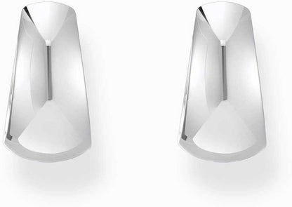 Ett par silverfärgade creoler med en trapetsformad, chunky design, sedda framifrån
