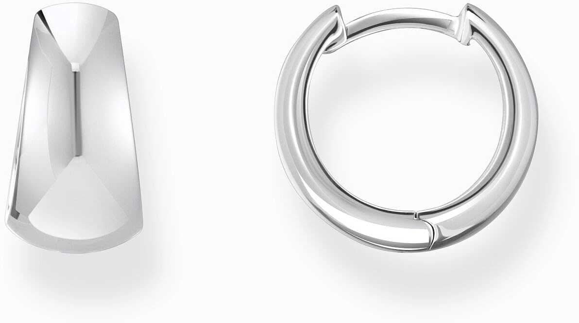 Silverfärgade creoler i en trapezformad, chunky stil med en stängd klickspänne