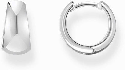 Silverfärgade creoler i en trapezformad, chunky stil med en stängd klickspänne