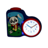 Liten väckarklocka med pandamotiv på grön bakgrund och analog urtavla