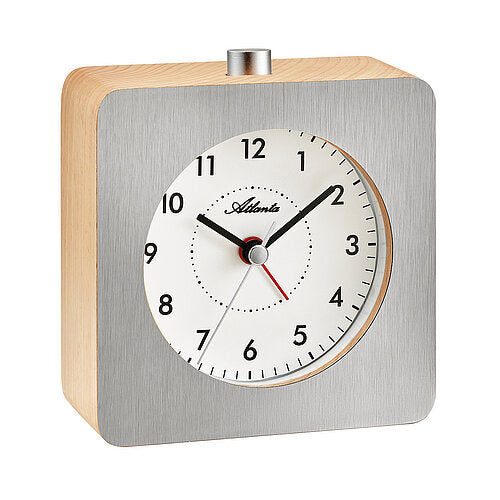 Väckarklocka med silvergrå front, träram och analog urtavla med röda visare