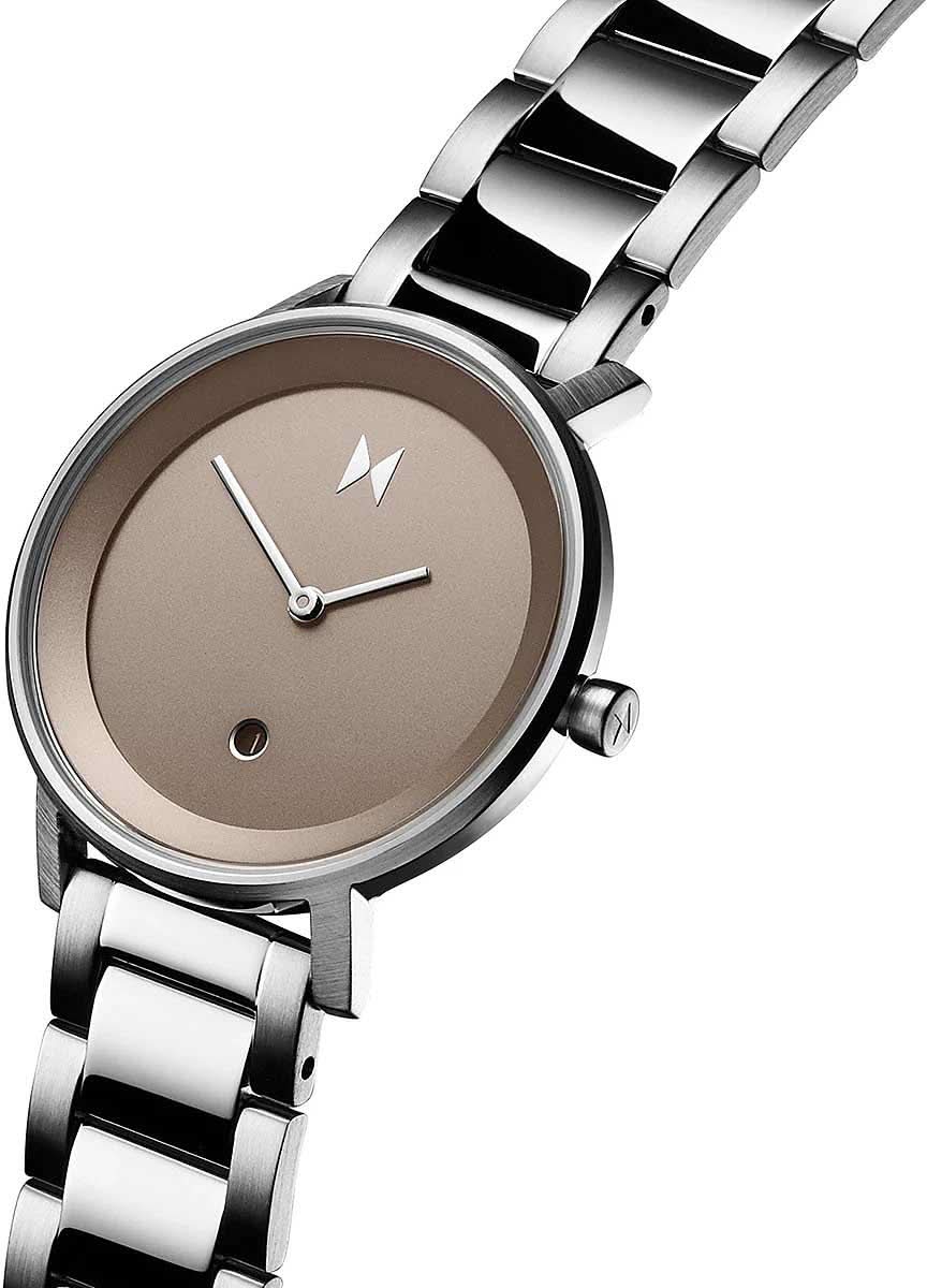 Damarmbandur med silverfärgat metallarmband och beige urtavla, analoga visare