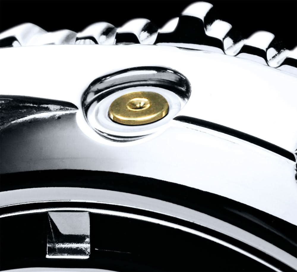 Rostfri stålinfattning med fästskruv vid boetten