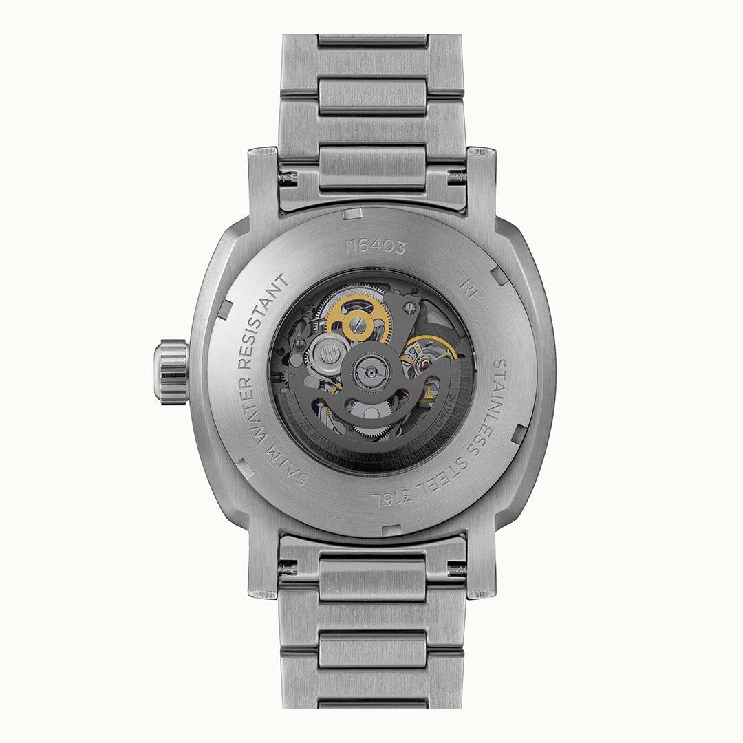 Herrenarmbanduhr Rückseite mit Edelstahlgehäuse und eingravierten Aufschriften, geöffnetes Werkfenster