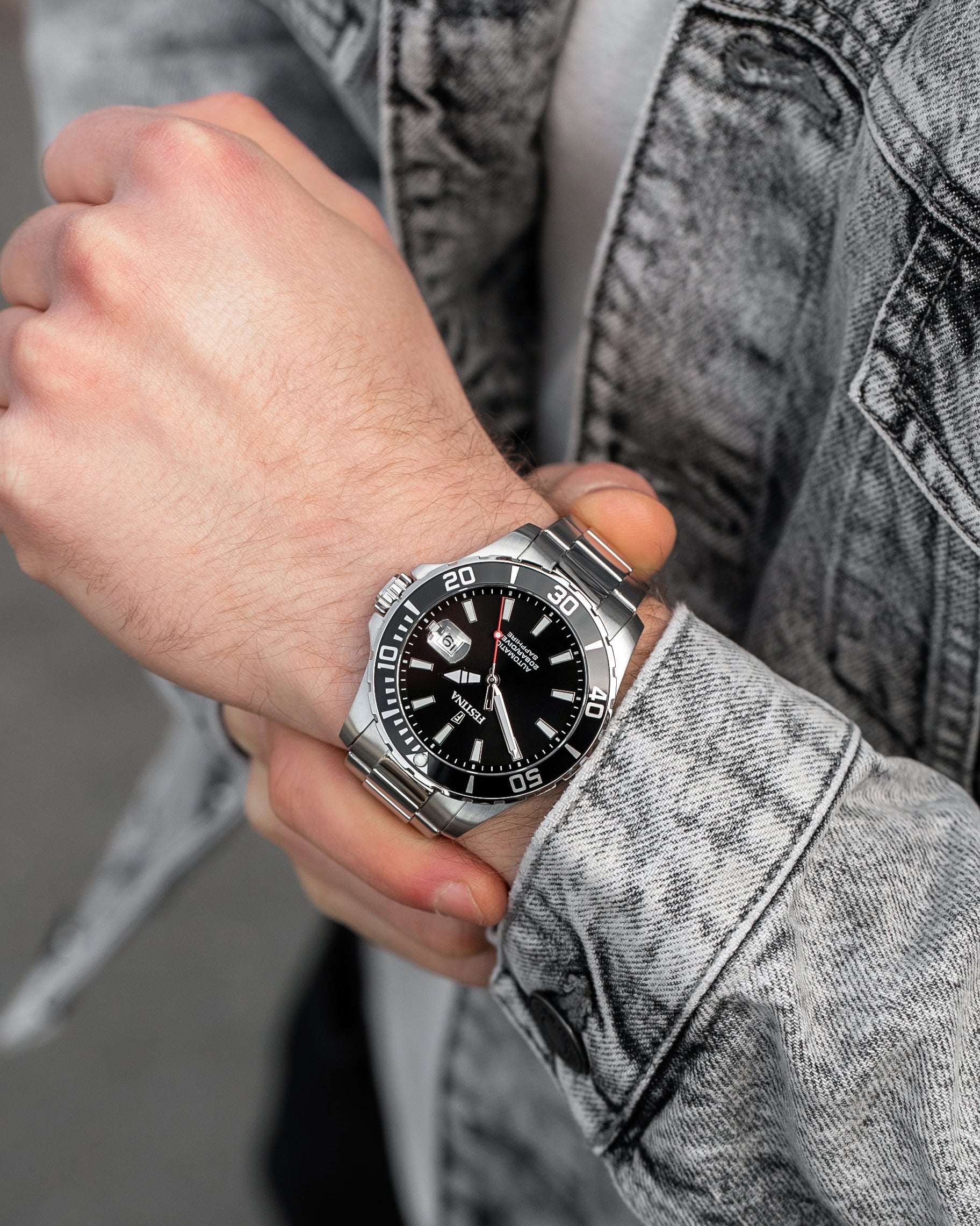Męski zegarek typu diver Festina na nadgarstku, czarna tarcza, bransoleta ze stali szlachetnej