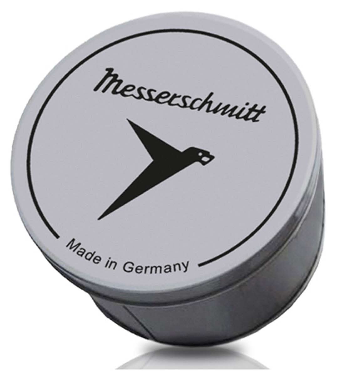 Baksidan av en herrklocka med Messerschmitt-logotyp och Made in Germany