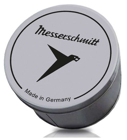 Baksidan av en herreklocka med Messerschmitt-logotyp och gravyren ”Made in Germany”
