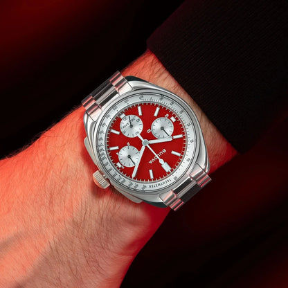 Herrklocka Bulova på handleden, röd urtavla och silverfärsat metallhölje