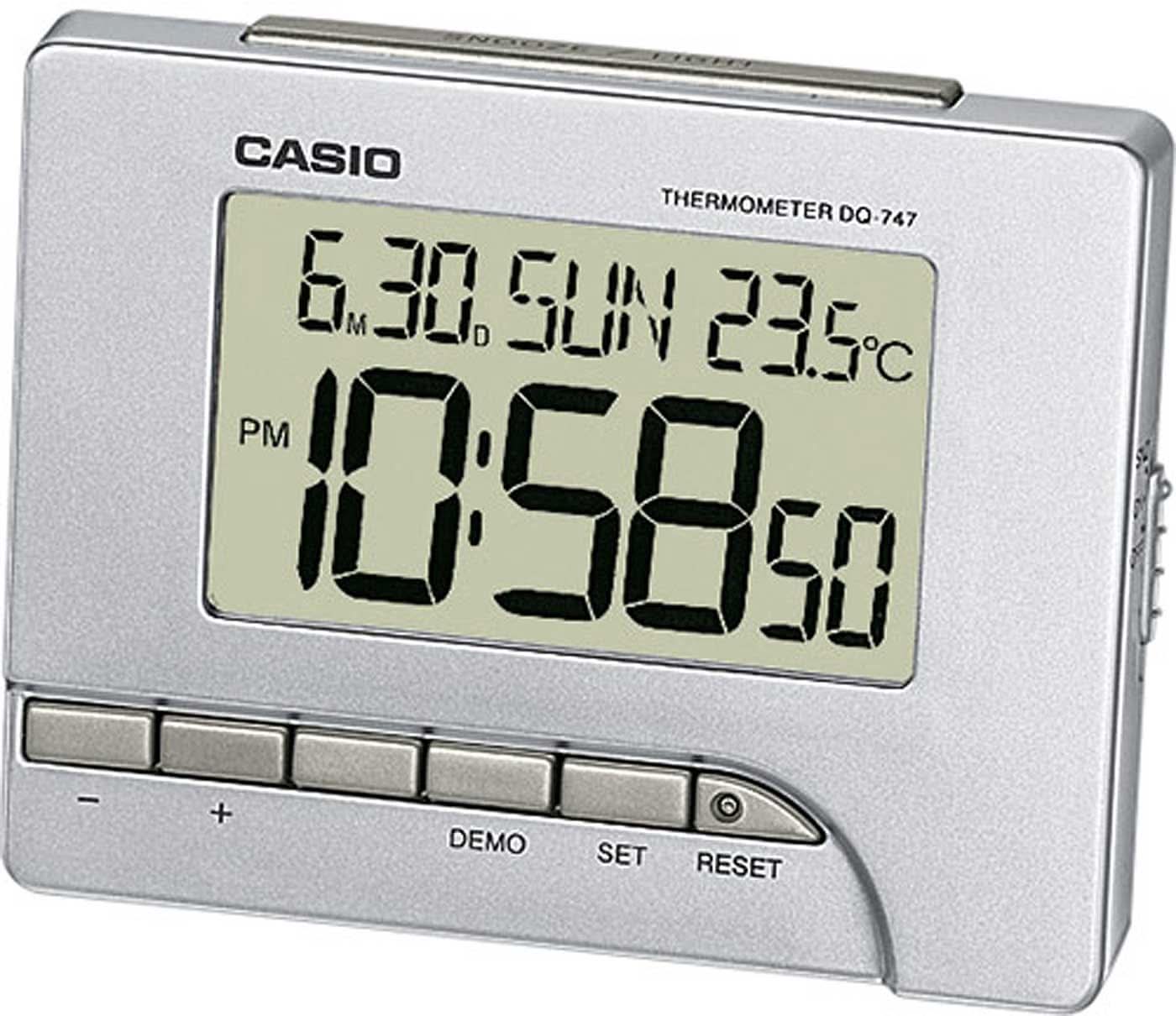 Casio digital väckarklocka i plast, silverfärgad, med stor display och temperaturvisning