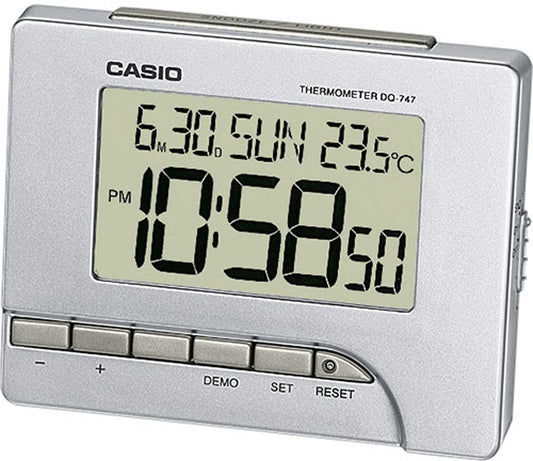 Casio digital väckarklocka i plast, silverfärgad, med stor display och temperaturvisning