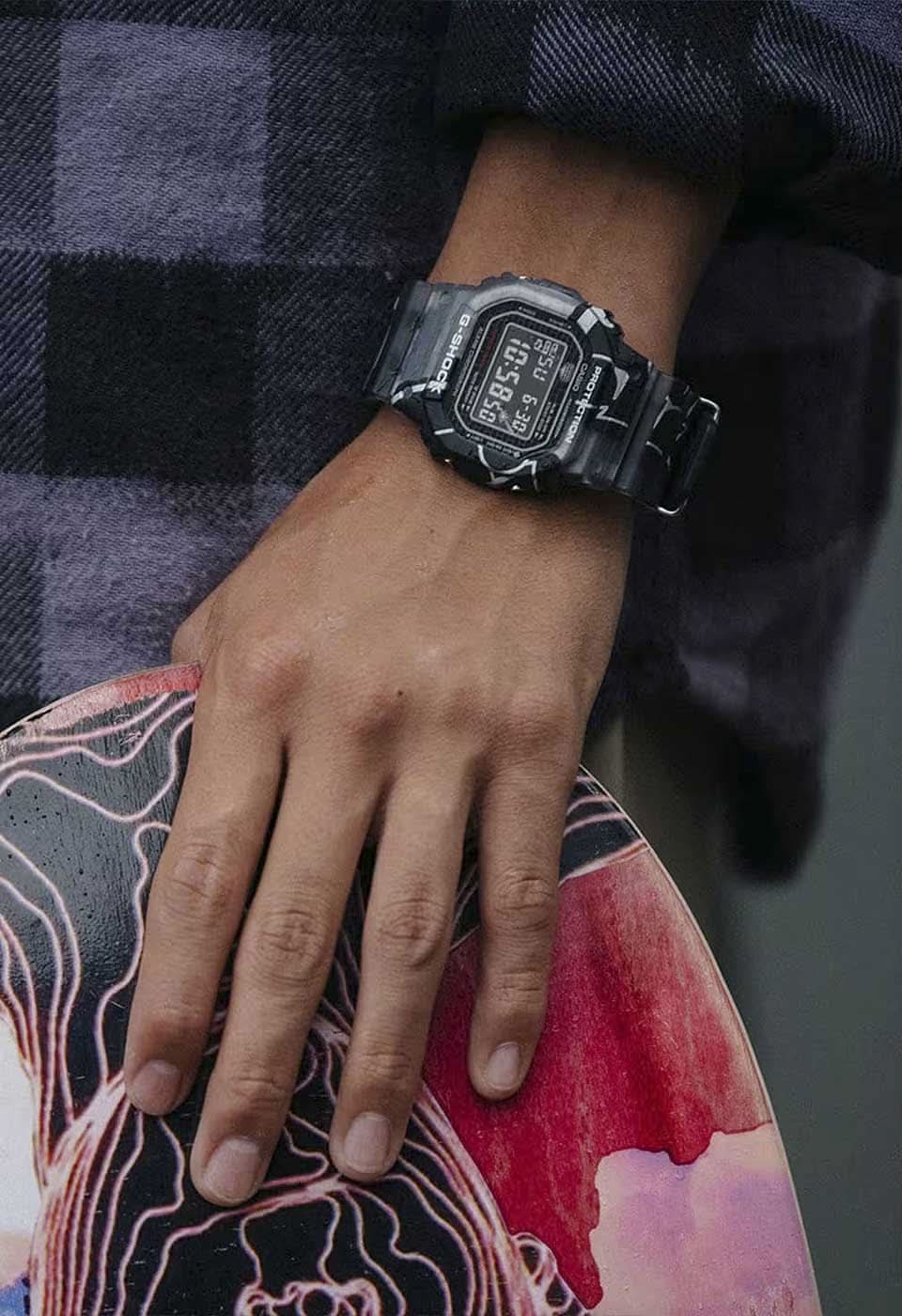 Casio G-Shock herrklocka på handleden med svart boett och digital display