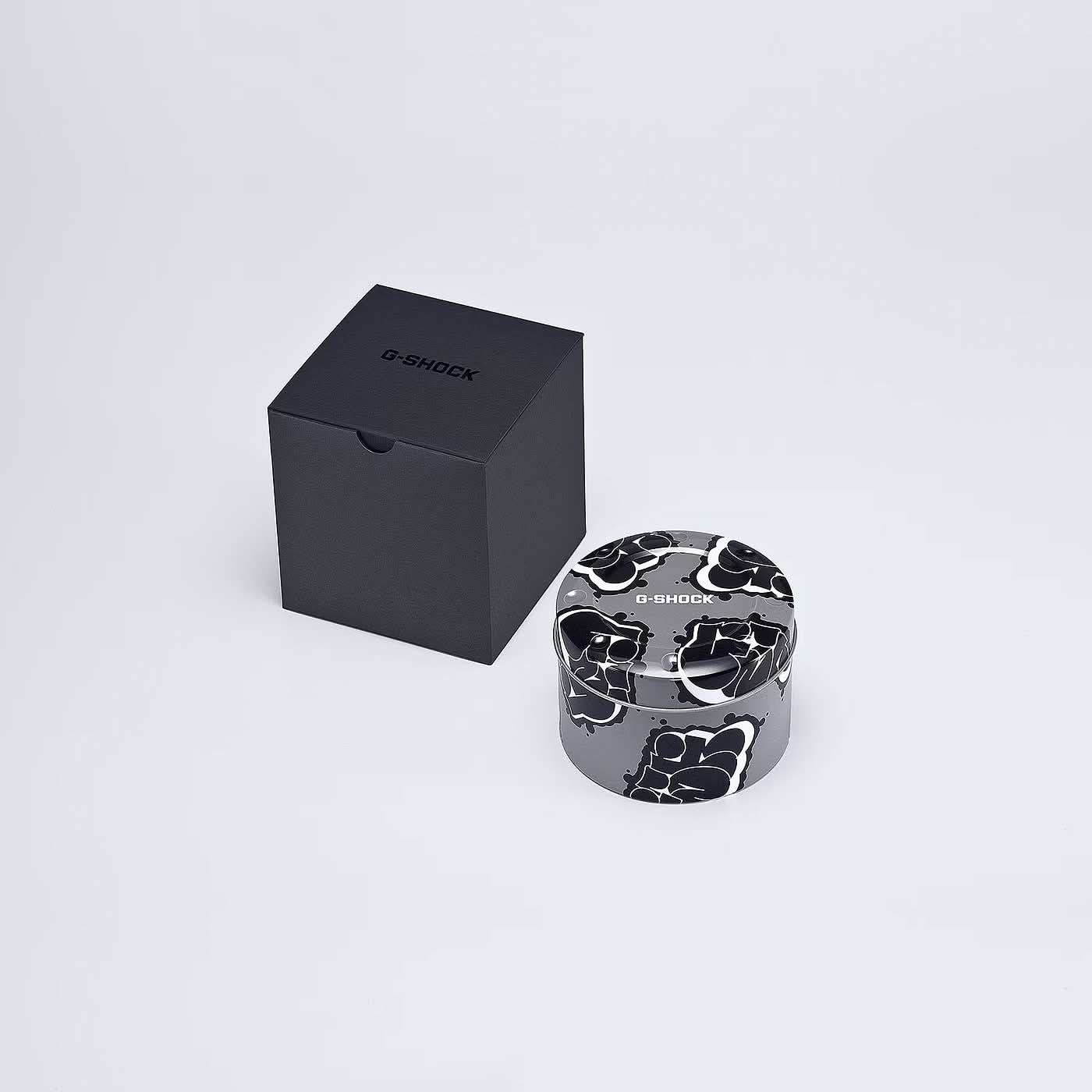 Casio G-Shock herrklocka med svart boett och mönstrat band, bredvid förpackning