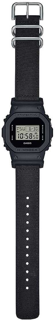Casio G-SHOCK herrklocka med svart armband, sidovy och synliga knappar