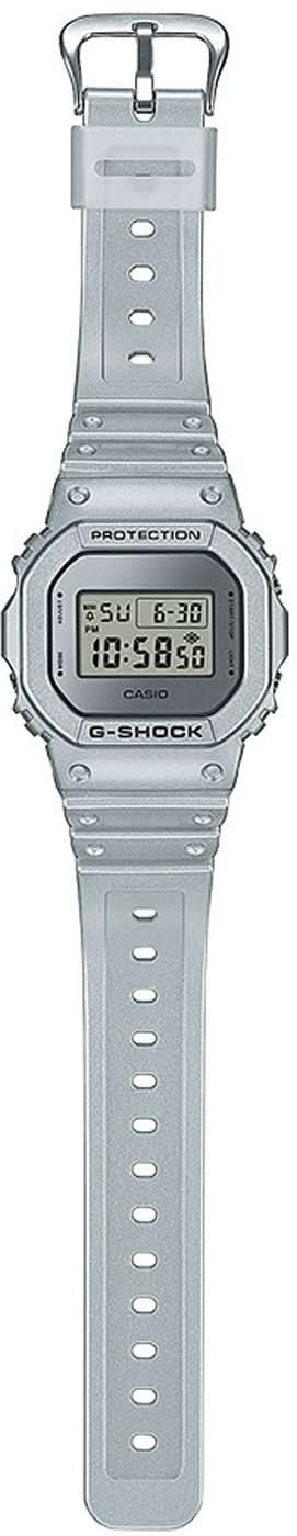 Casio G-SHOCK armbandsur med grått hölje och brett band, digital display
