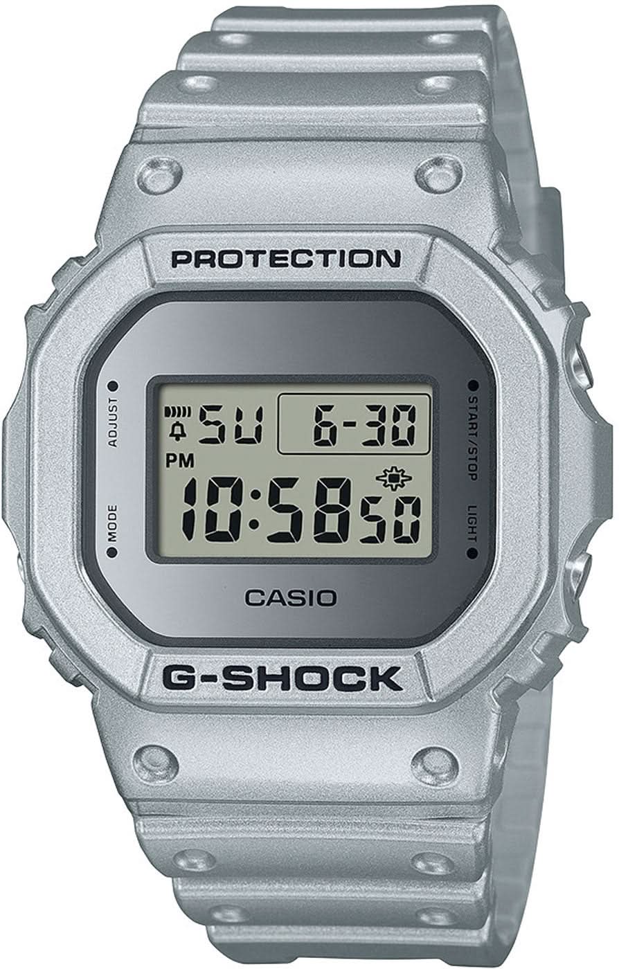 Casio G-SHOCK klocka med grått metallhölje, digital display och skyddsram