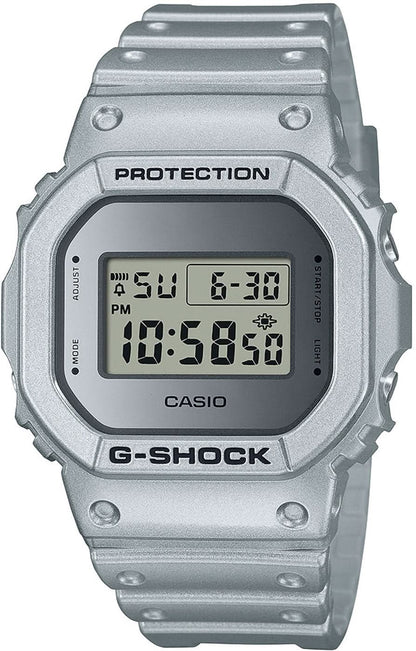 Casio G-SHOCK klocka med grått metallhölje, digital display och skyddsram