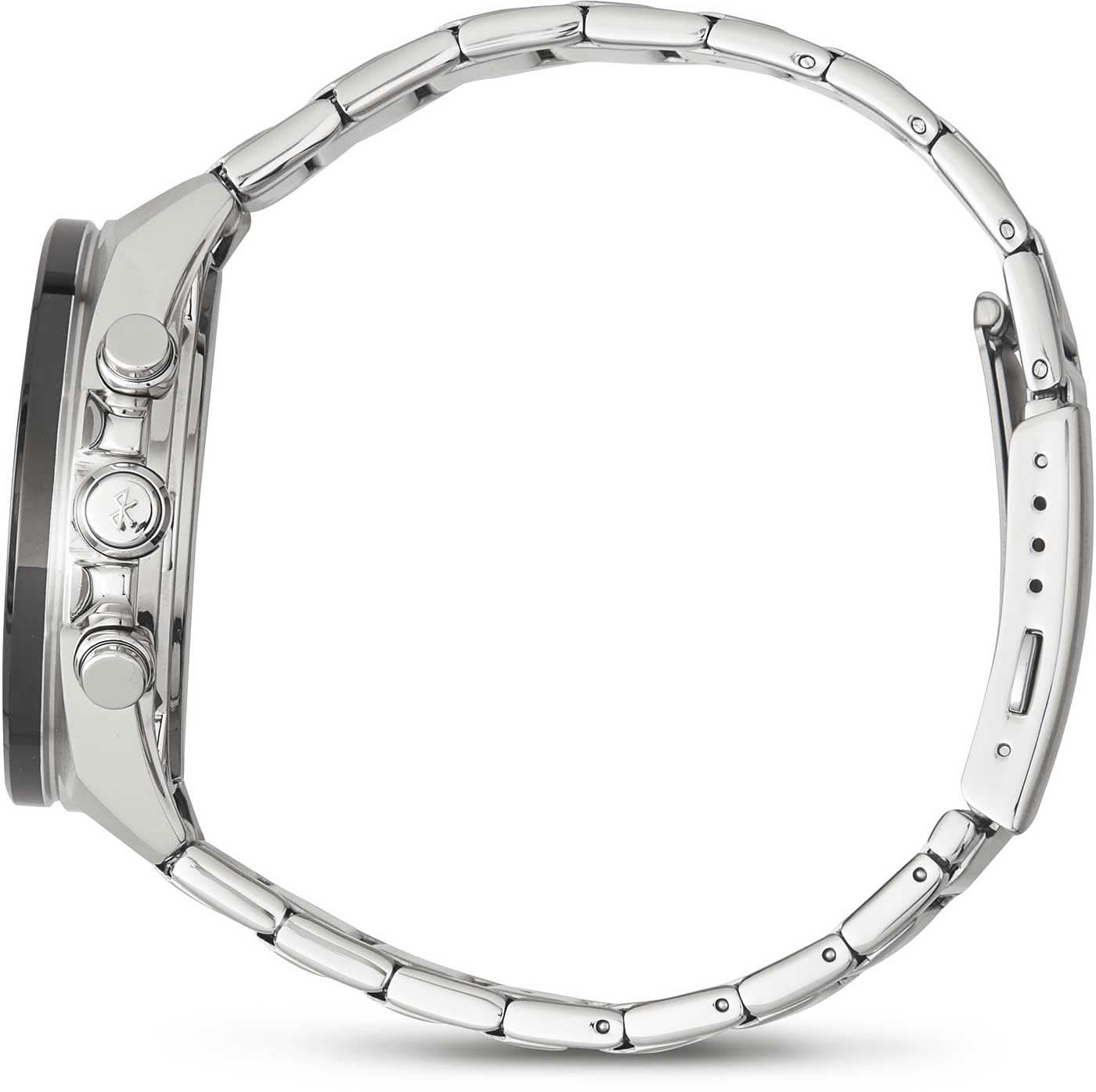 Herrarmbandsur med silverfärgat metallarmband, sidovy av boett i rostfritt stål