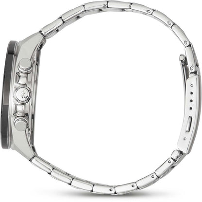 Herrarmbandsur med silverfärgat metallarmband, sidovy av boett i rostfritt stål