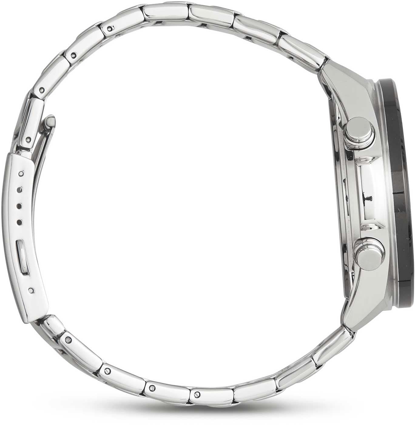 Armbandsur för herrar med silverfärgat metallarmband, sidovy från boettens baksida