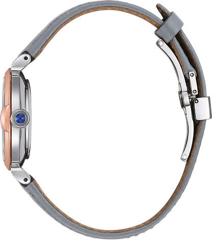 "Damklocka med grått läderarmband och boett i rostfritt stål, sidokrona vid handleden"