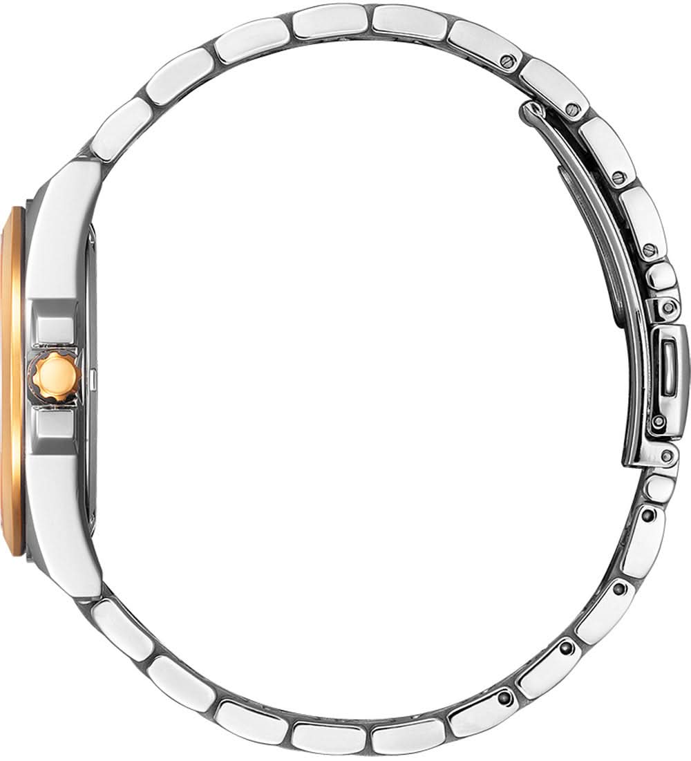 Damurboett sedd från sidan med silverfärgat metallarmband och dekorerad boettring.