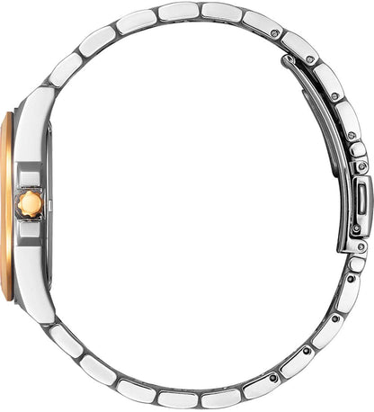 Damurboett sedd från sidan med silverfärgat metallarmband och dekorerad boettring.