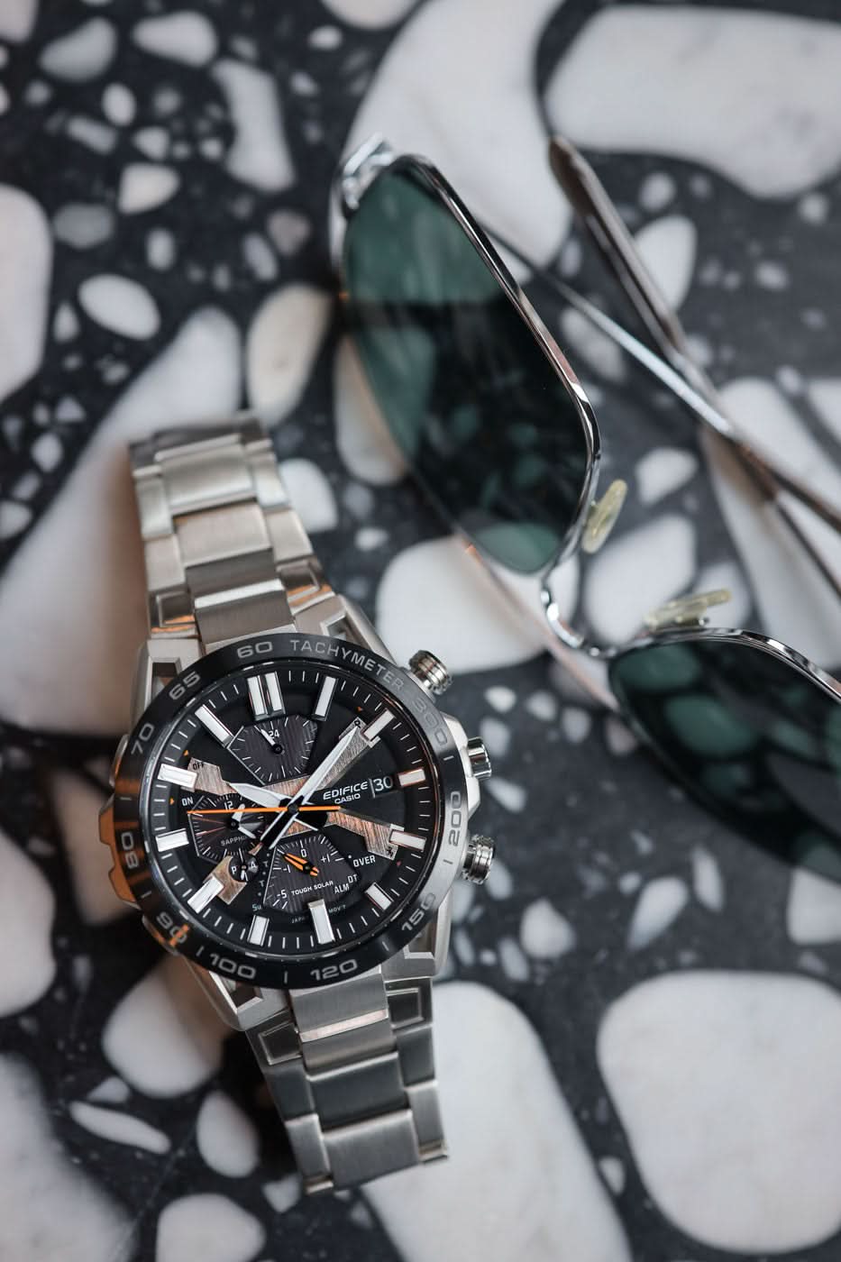 Edifice herrur med silverfärgat armband i rostfritt stål, svart urtavla, orange linjer