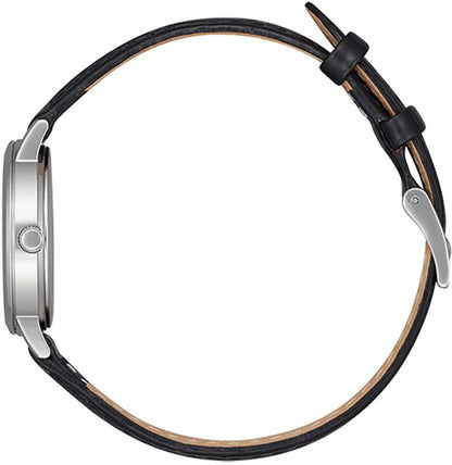 Citizen klocka med svart läderarmband och metallboett, synlig stiftspänne