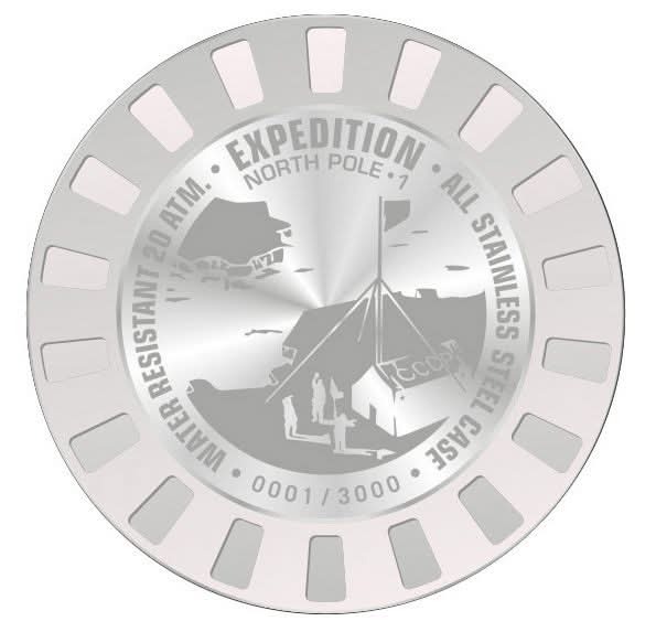 Klockbaksida med silverfärgad infattning och gravyr "EXPEDITION NORTH POLE"
