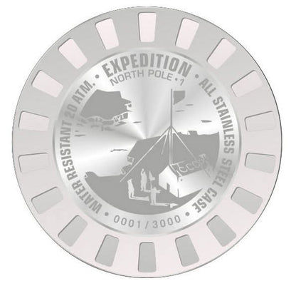 Klockbaksida med silverfärgad infattning och gravyr "EXPEDITION NORTH POLE"