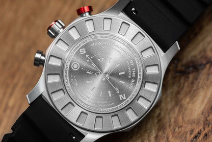 Baksidan på Vostok Europe herrarmbandsur med silverfärgat hölje och svart armband