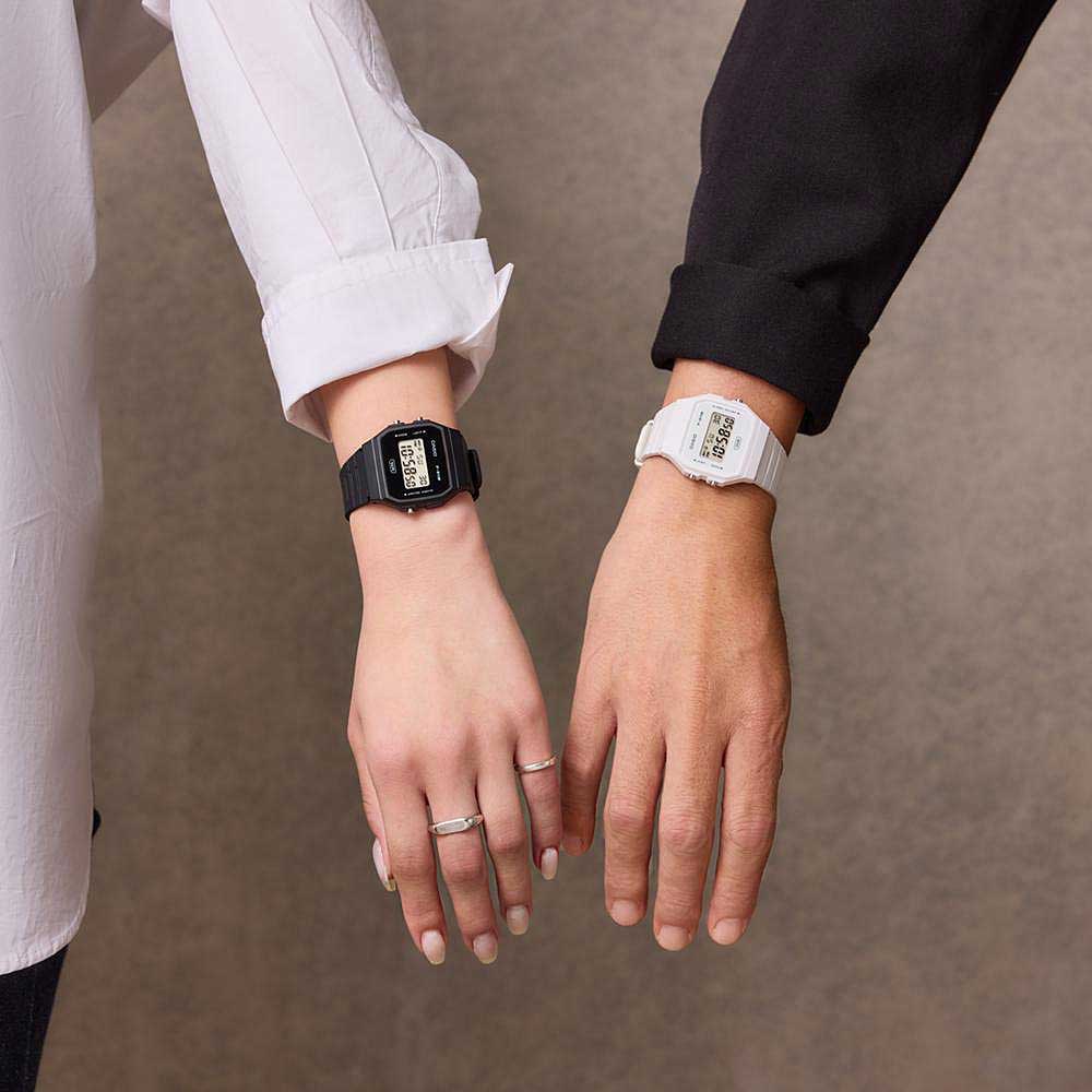 Digitala armbandsur på handleden: svart och vitt plastarmband, LCD-display