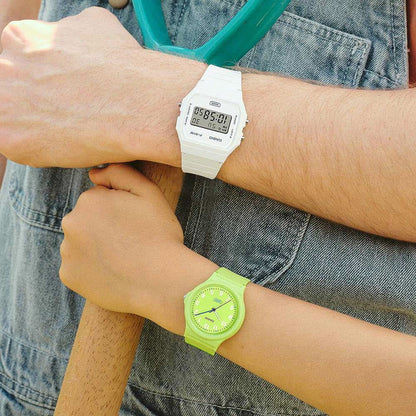 Digitala klockor med vita och gröna armband runt handlederna, skärmar synliga