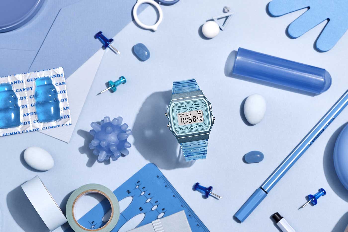 Casio Vintage-klocka med blått armband och digital display, framifrån