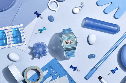 Casio Vintage-klocka med blått armband och digital display, framifrån