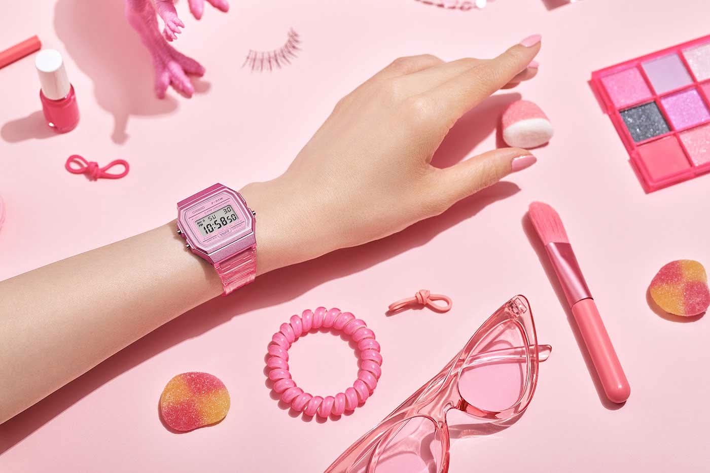 Rosa digital klocka på handleden med transparent armband och display