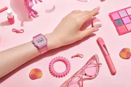 Rosa digital klocka på handleden med transparent armband och display