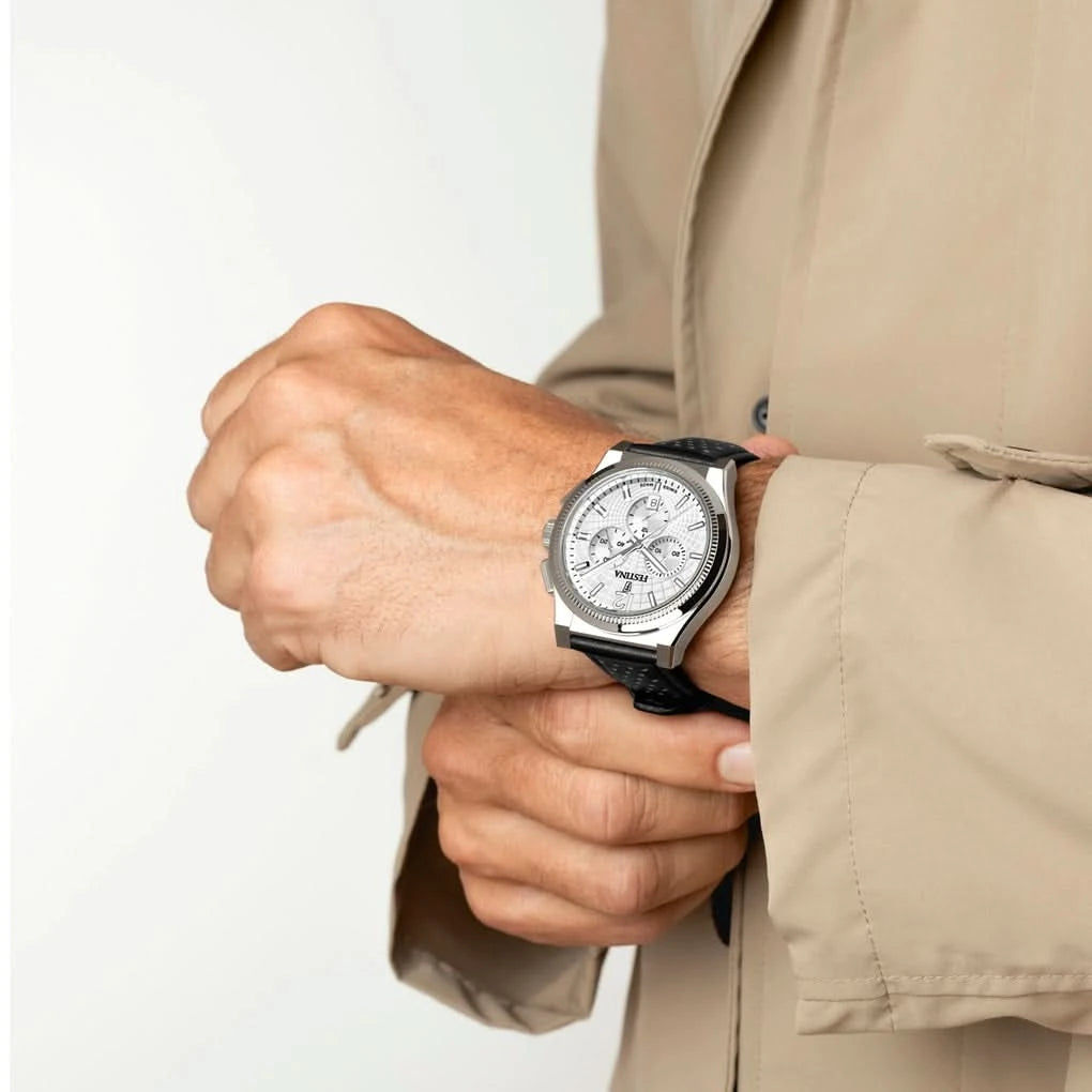 Festina herrklocka på handleden, svart läderarmband och silverfärgad vit urtavla