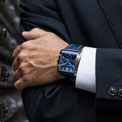Festina herrklocka på handleden med blå urtavla och brett läderarmband