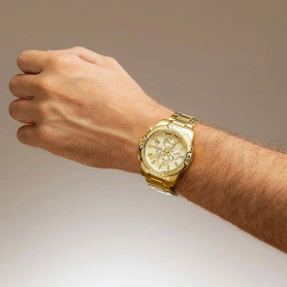 Herrklocka på handleden, guldfärgat armband i rostfritt stål och silvergul urtavla
