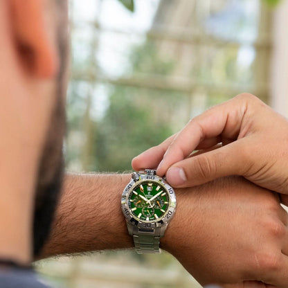 Festina herrklocka på handleden med grön urtavla och stållänk