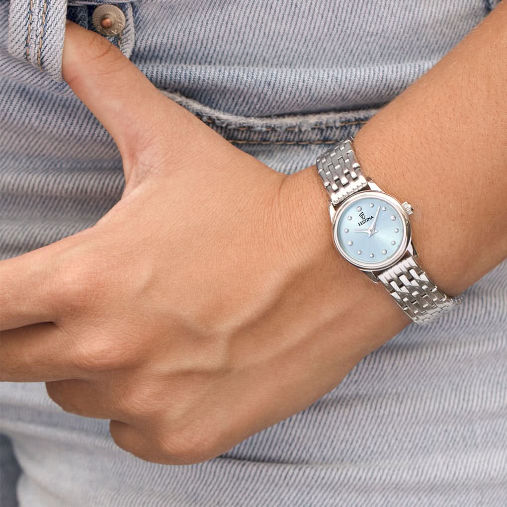 "Festina damklocka på handleden med armband i rostfritt stål och ljusblå urtavla"