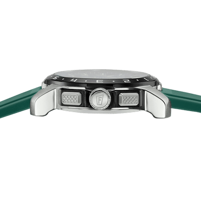 Klockfodral framifrån: svart urtavla med siffror och kontroller, samt grönt silikonarmband