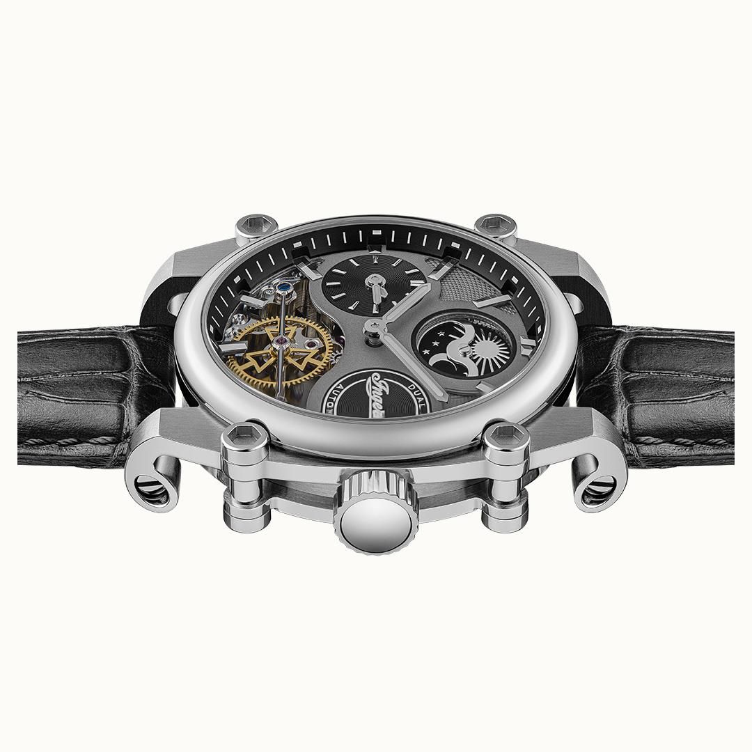 Ingersoll Herren-Armbanduhr: offenes Zifferblatt mit Mond-/Sonnenphase und schwarzem Lederband, seitliche Ansicht.