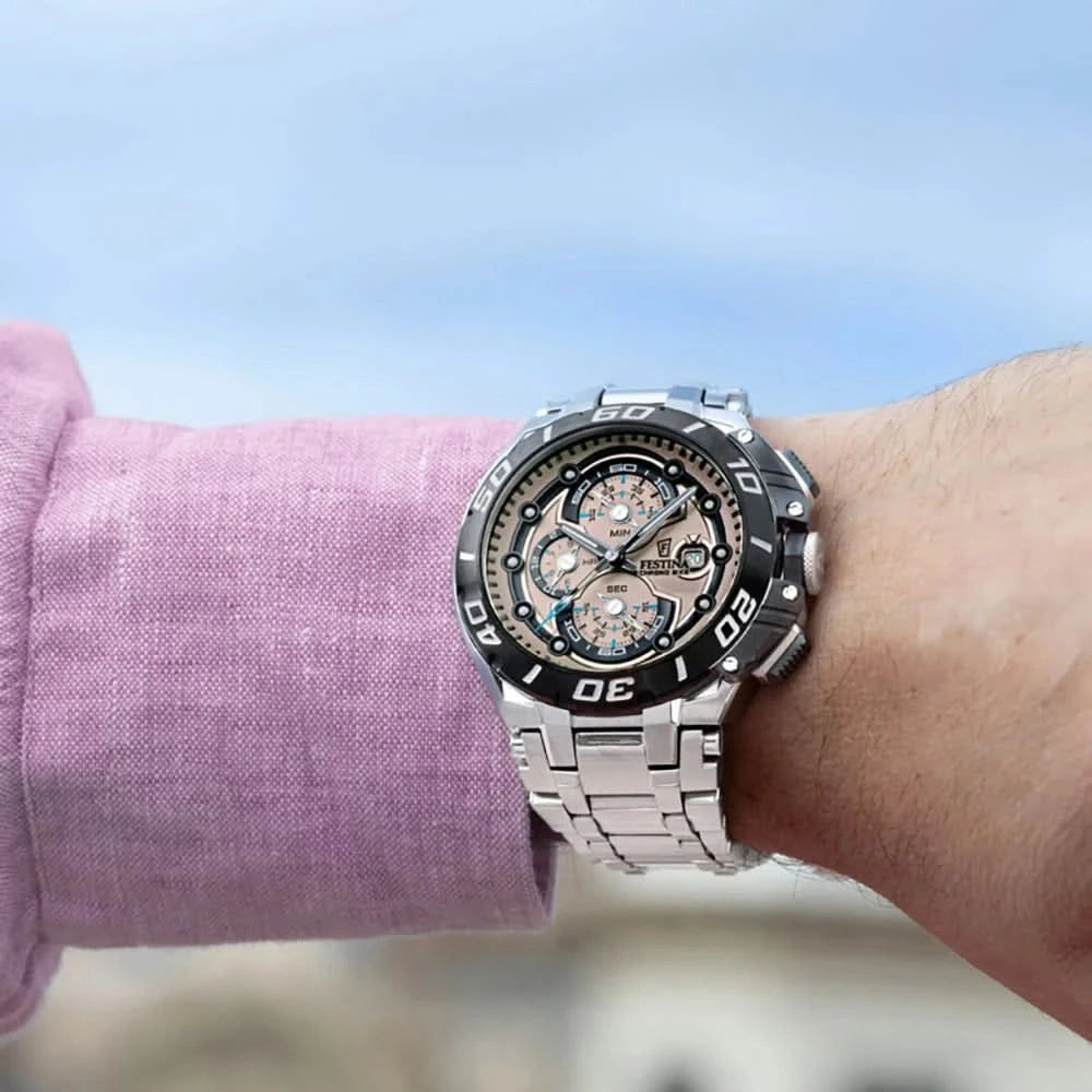 Festina herrarmbandsur på handleden, boett i rostfritt stål med svart infattning och kronograf