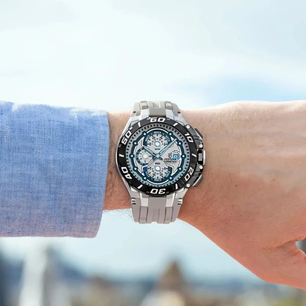 Sportig Festina-kronograf på handleden med svart urtavla och beige band