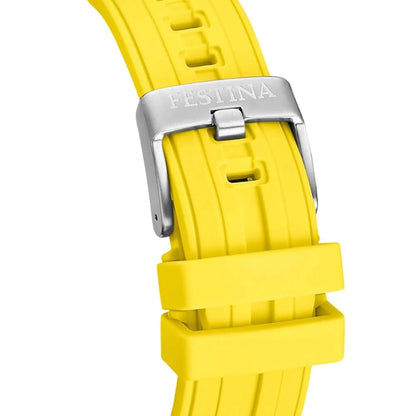 Gult silikonarmband med silverfärgat stiftspänne, detalj på metallhöljet