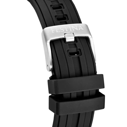Herrklocka med svart gummiarmband och silverfärgat spänne vid boettkanten.