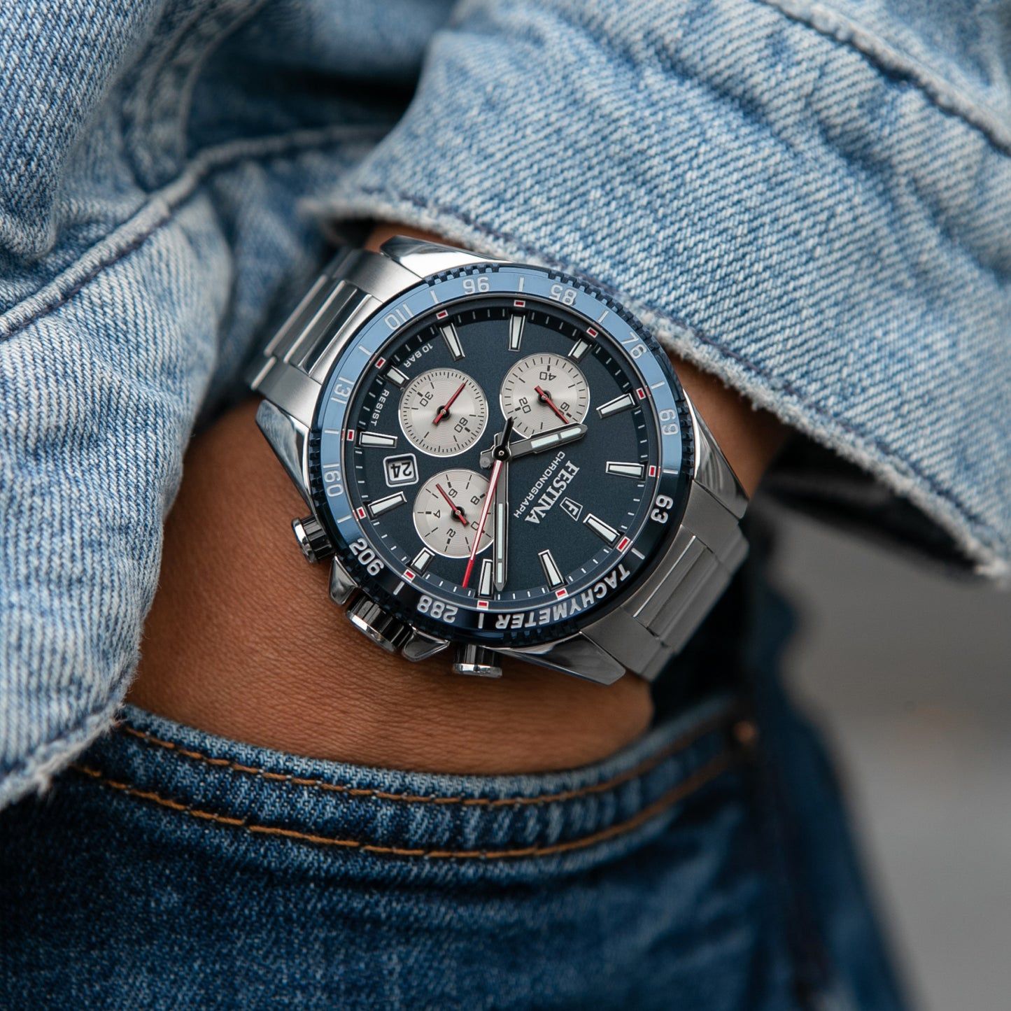 Zegarek Festina Chronograph na nadgarstku z niebieską tarczą i bransoletą ze stali szlachetnej