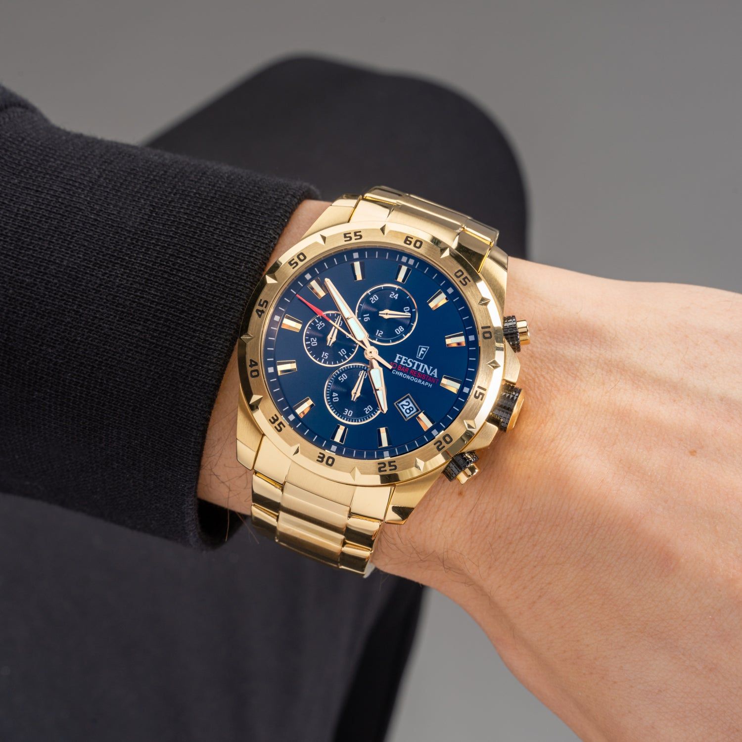 Zegarek męski Festina Chronograph na nadgarstku, niebieska tarcza, stal szlachetna w kolorze złota